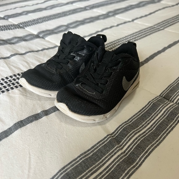 Toddler 9 Nike runners - Picture 1 of 3